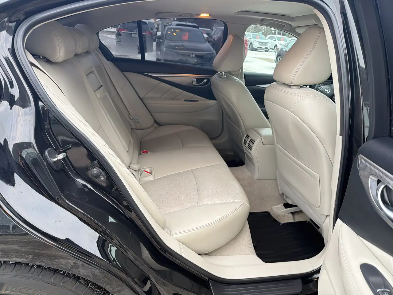 Infiniti Q50 снимка Infiniti Q50