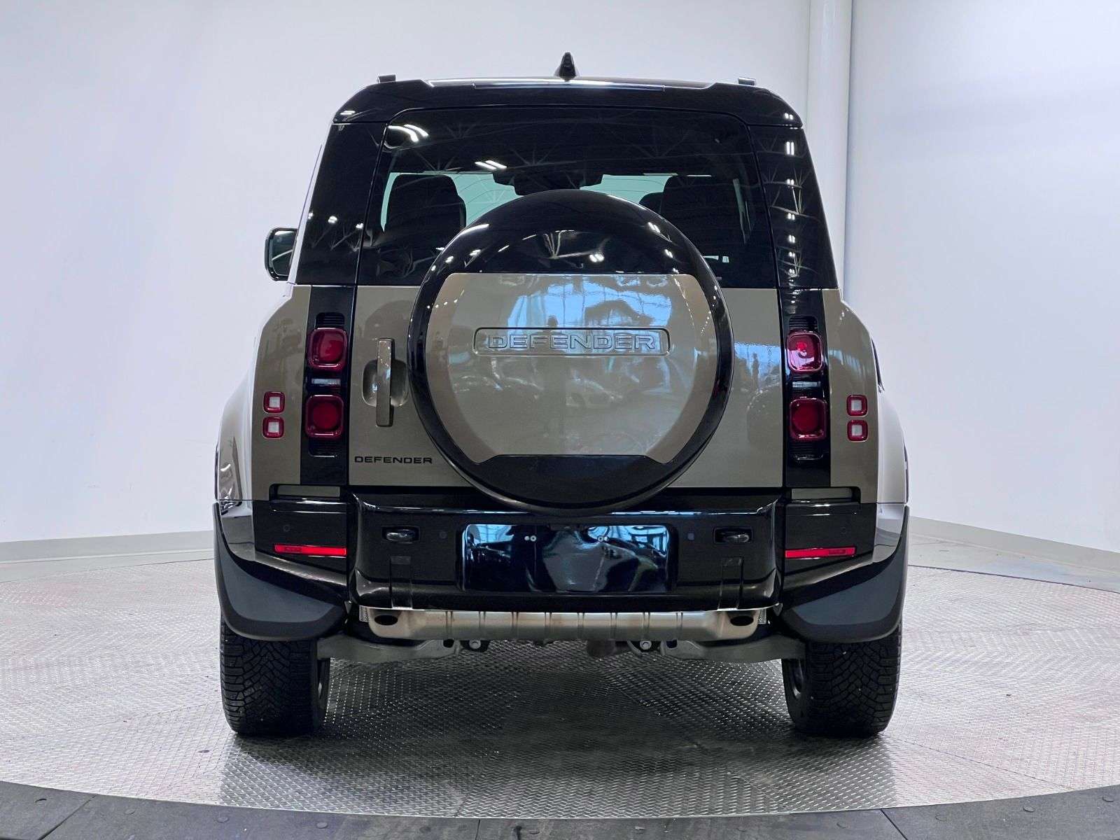 2025 Land Rover Defender X-DYNAMIC SE | PREMIUM INTERIOR PKG | 22 INCH WHEE thumb 6