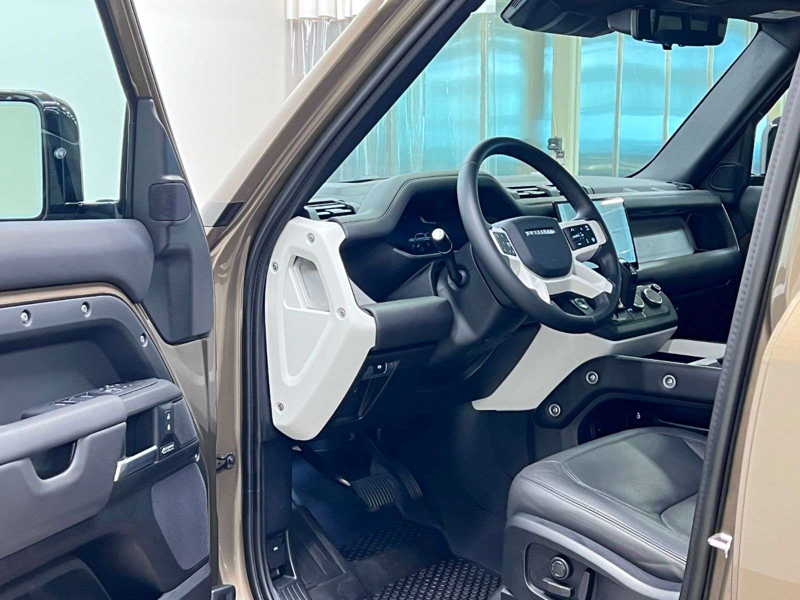 2025 Land Rover Defender X-DYNAMIC SE | PREMIUM INTERIOR PKG | 22 INCH WHEE alt 4