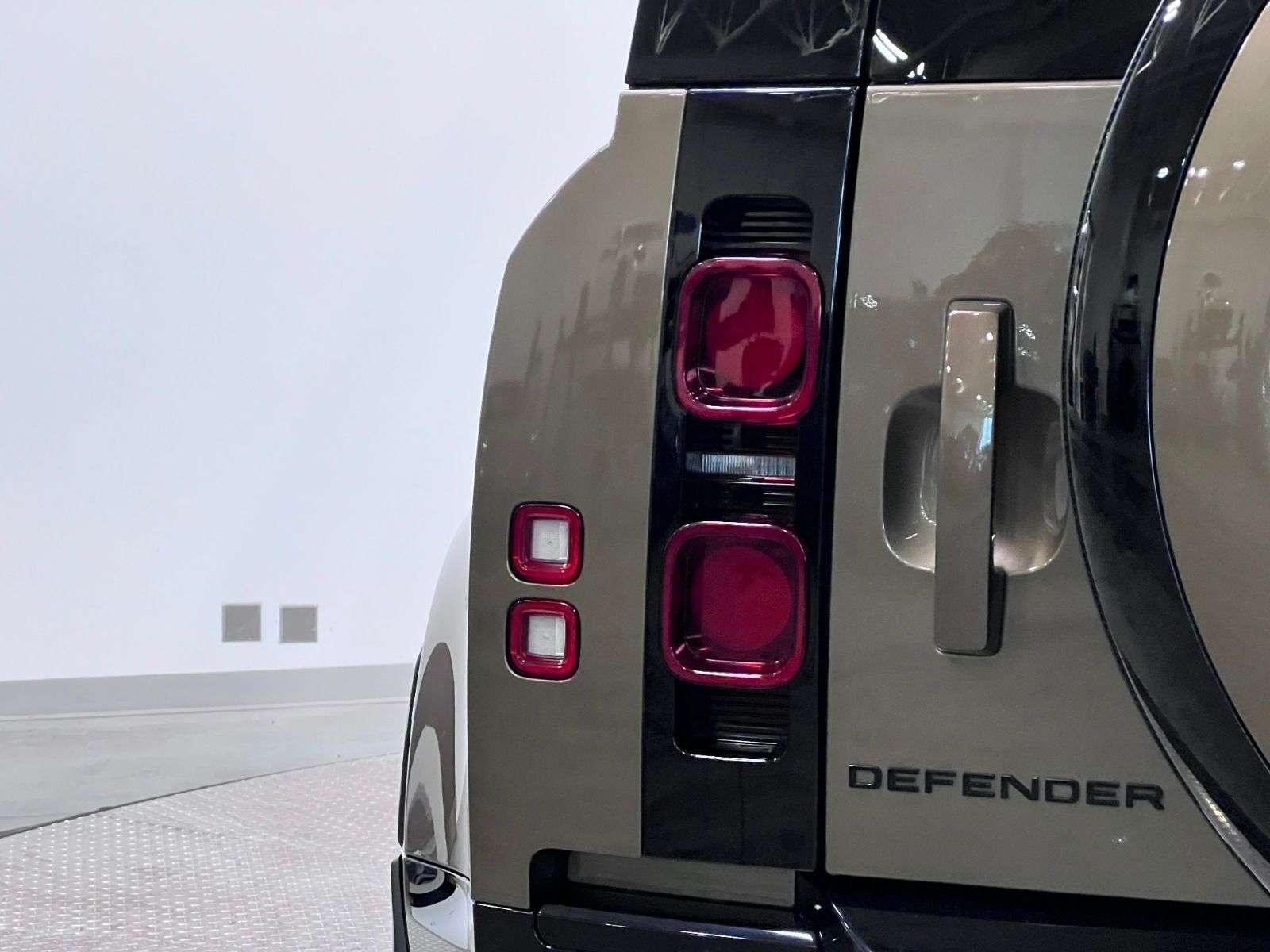 2025 Land Rover Defender X-DYNAMIC SE | PREMIUM INTERIOR PKG | 22 INCH WHEE thumb 14