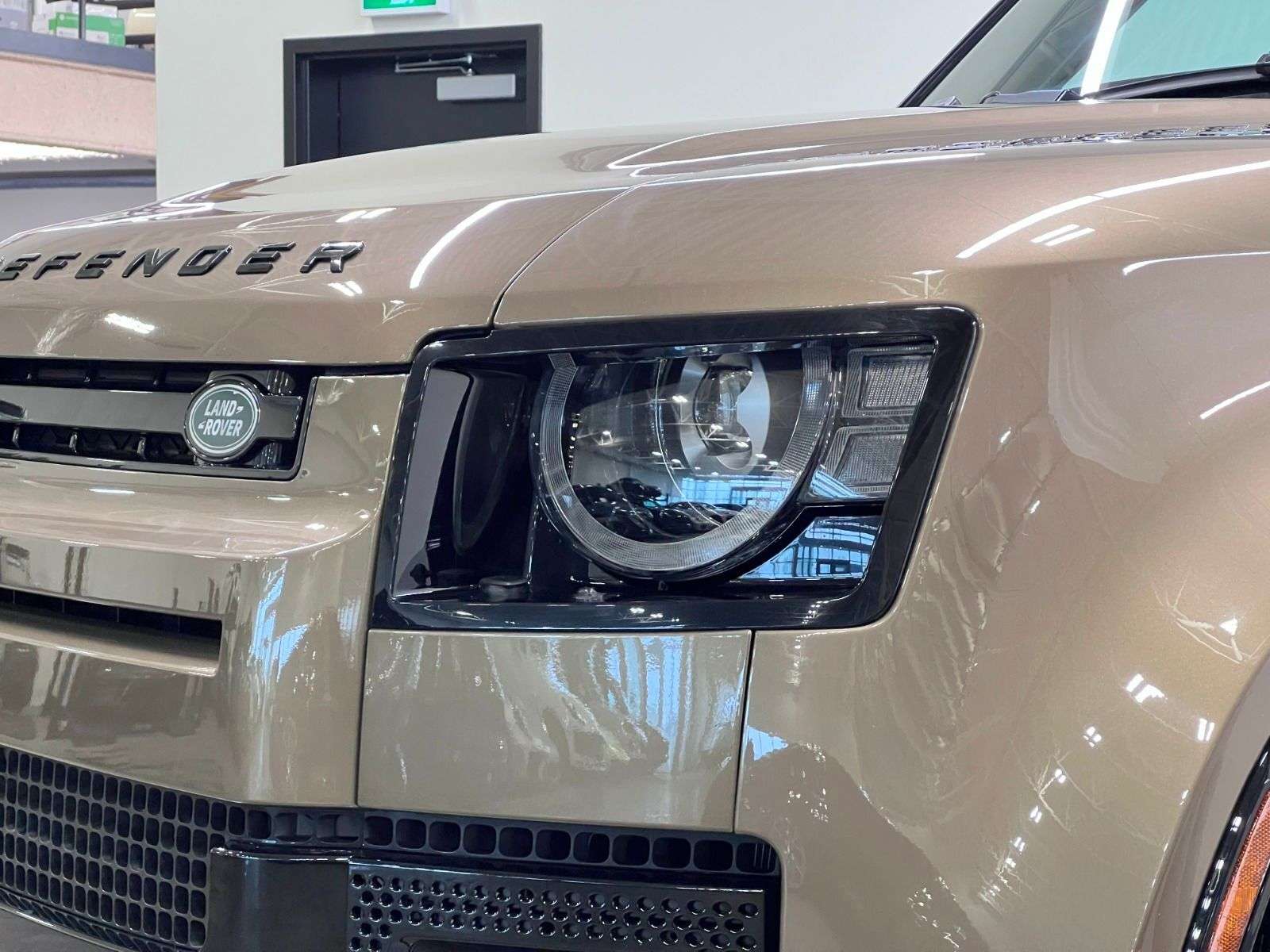 2025 Land Rover Defender X-DYNAMIC SE | PREMIUM INTERIOR PKG | 22 INCH WHEE thumb 13