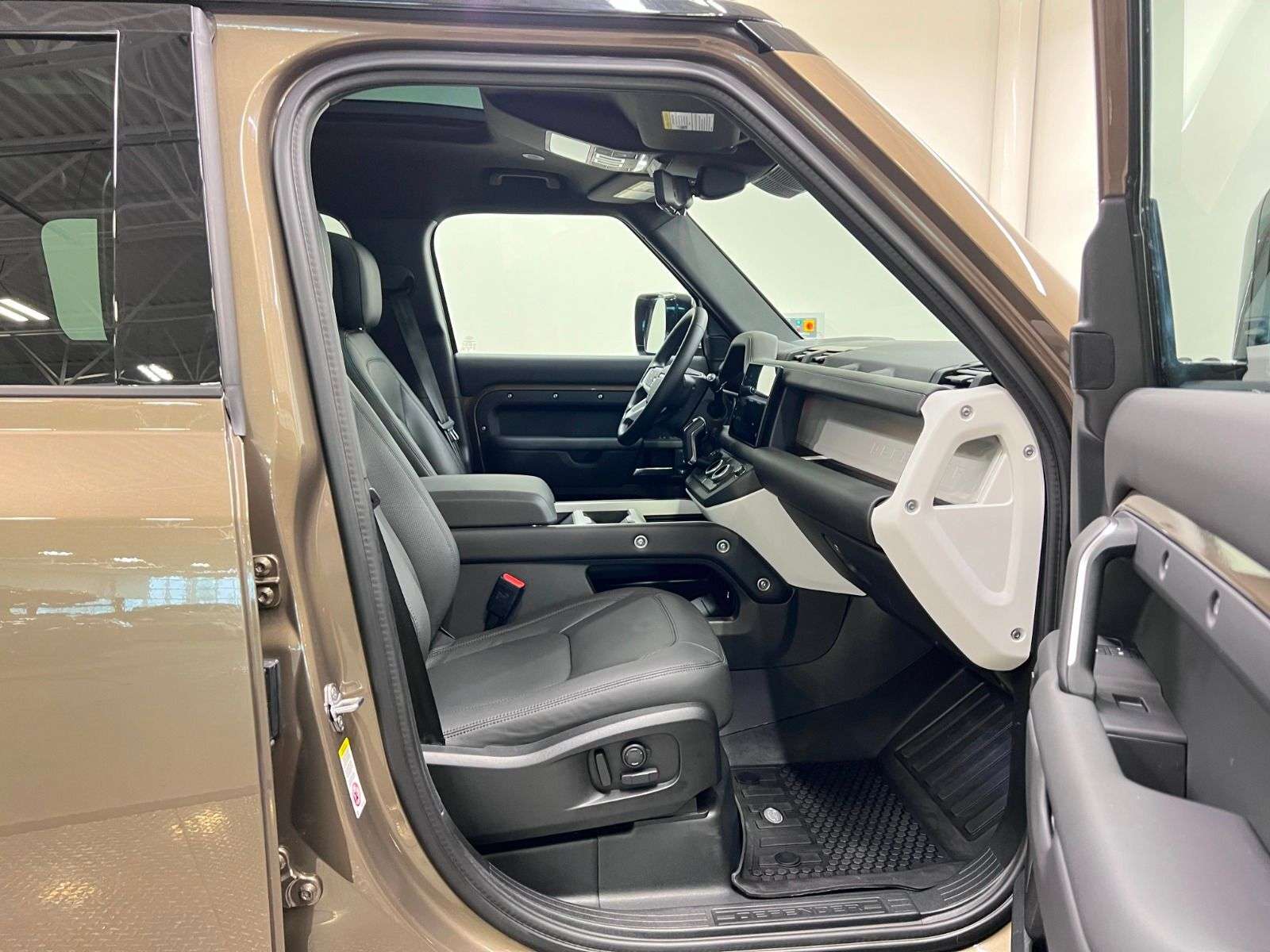 2025 Land Rover Defender X-DYNAMIC SE | PREMIUM INTERIOR PKG | 22 INCH WHEE alt 5