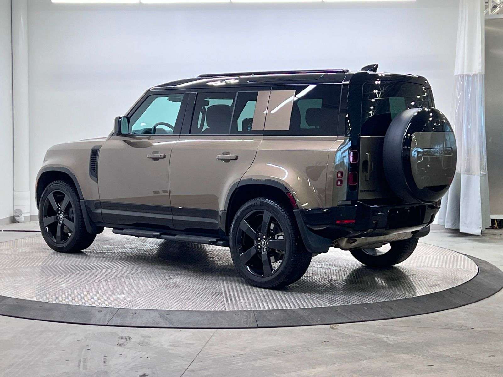 2025 Land Rover Defender X-DYNAMIC SE | PREMIUM INTERIOR PKG | 22 INCH WHEE alt 3