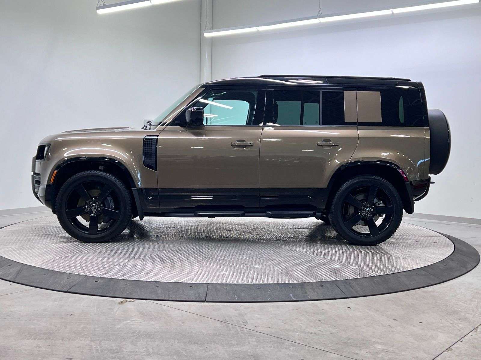 2025 Land Rover Defender X-DYNAMIC SE | PREMIUM INTERIOR PKG | 22 INCH WHEE alt 2