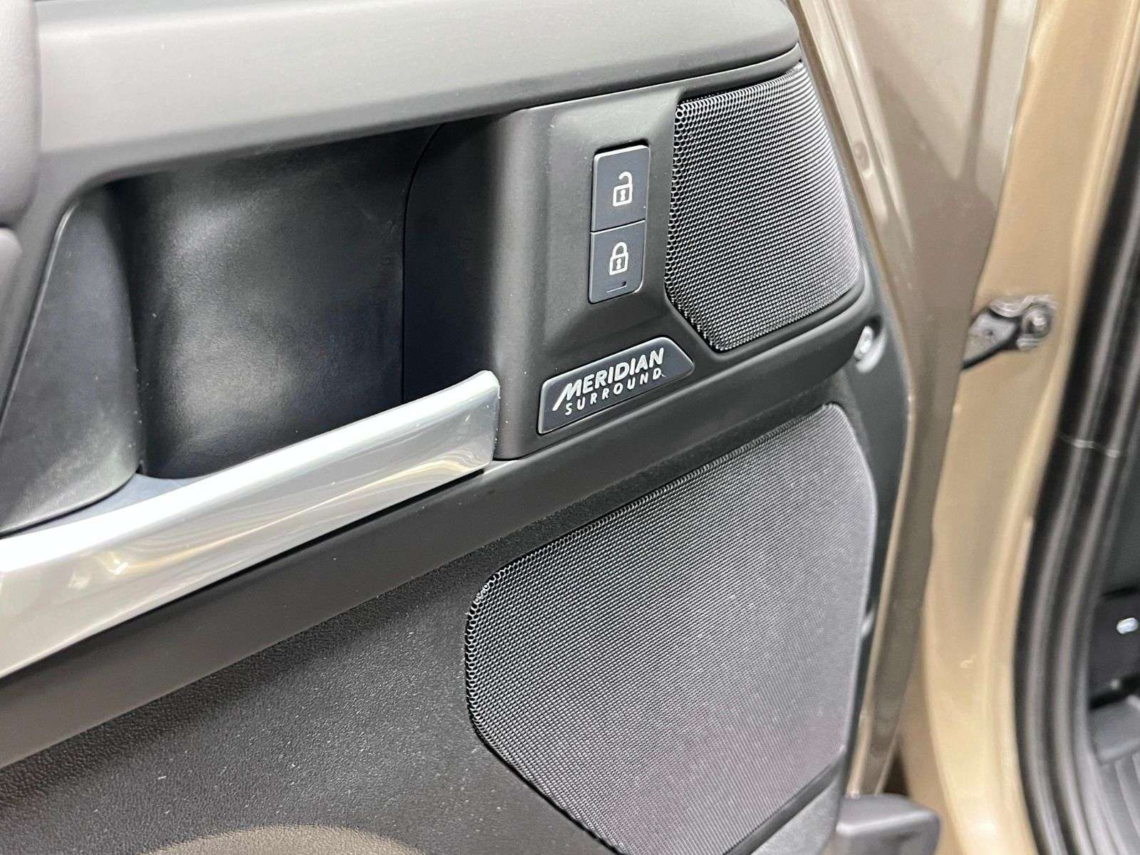 2025 Land Rover Defender X-DYNAMIC SE | PREMIUM INTERIOR PKG | 22 INCH WHEE thumb 29