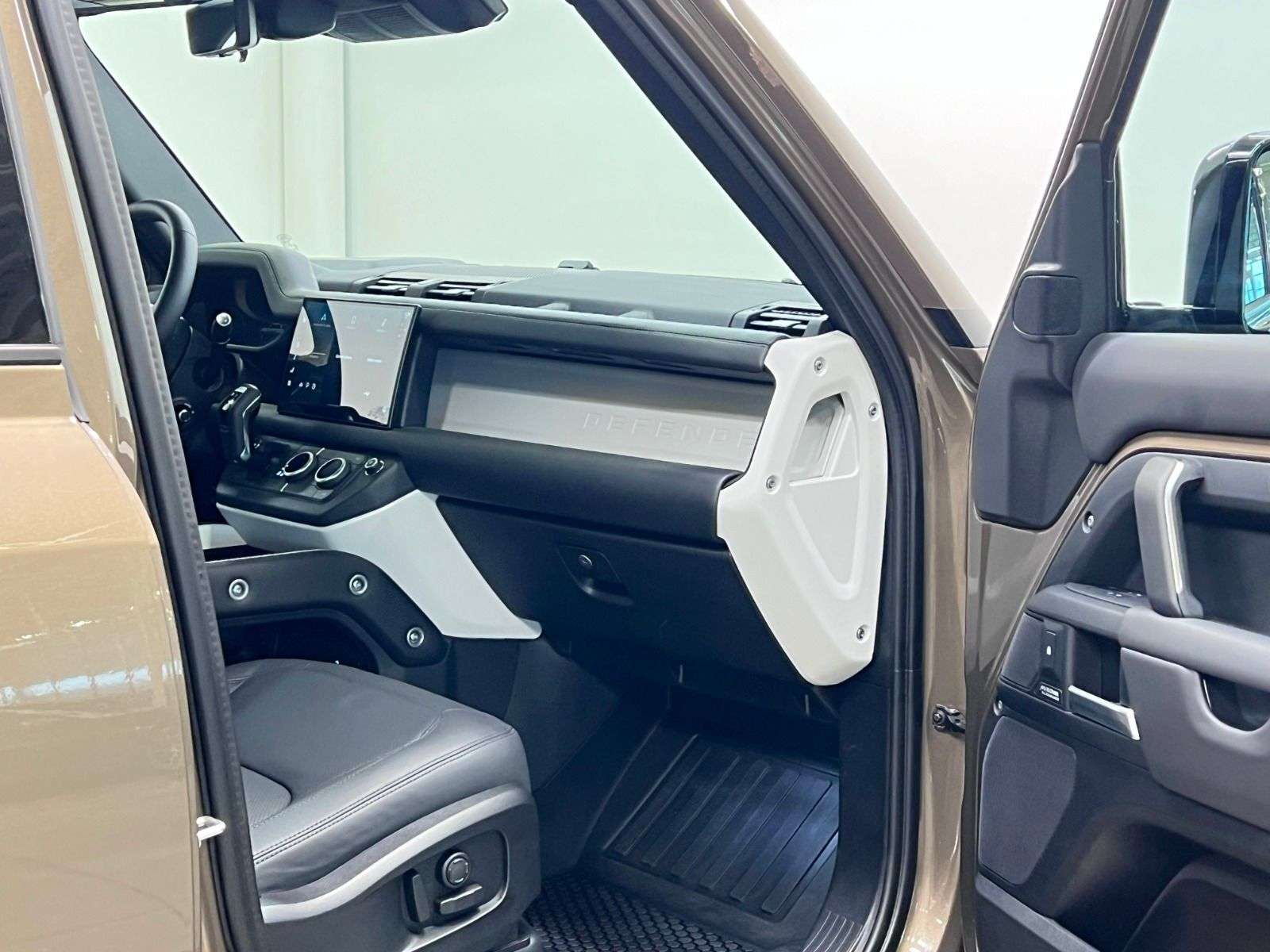 2025 Land Rover Defender X-DYNAMIC SE | PREMIUM INTERIOR PKG | 22 INCH WHEE thumb 26