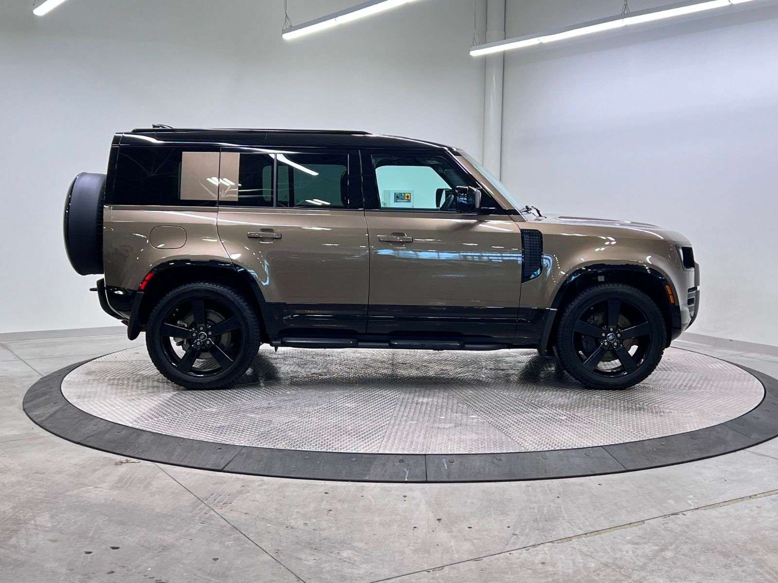 2025 Land Rover Defender X-DYNAMIC SE | PREMIUM INTERIOR PKG | 22 INCH WHEE thumb 7