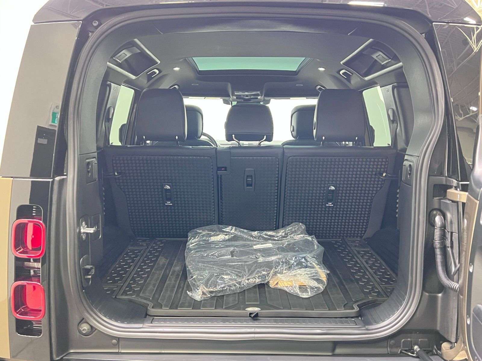 2025 Land Rover Defender X-DYNAMIC SE | PREMIUM INTERIOR PKG | 22 INCH WHEE thumb 15
