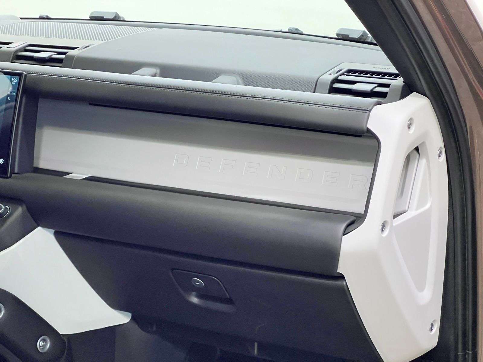 2025 Land Rover Defender X-DYNAMIC SE | PREMIUM INTERIOR PKG | 22 INCH WHEE thumb 32