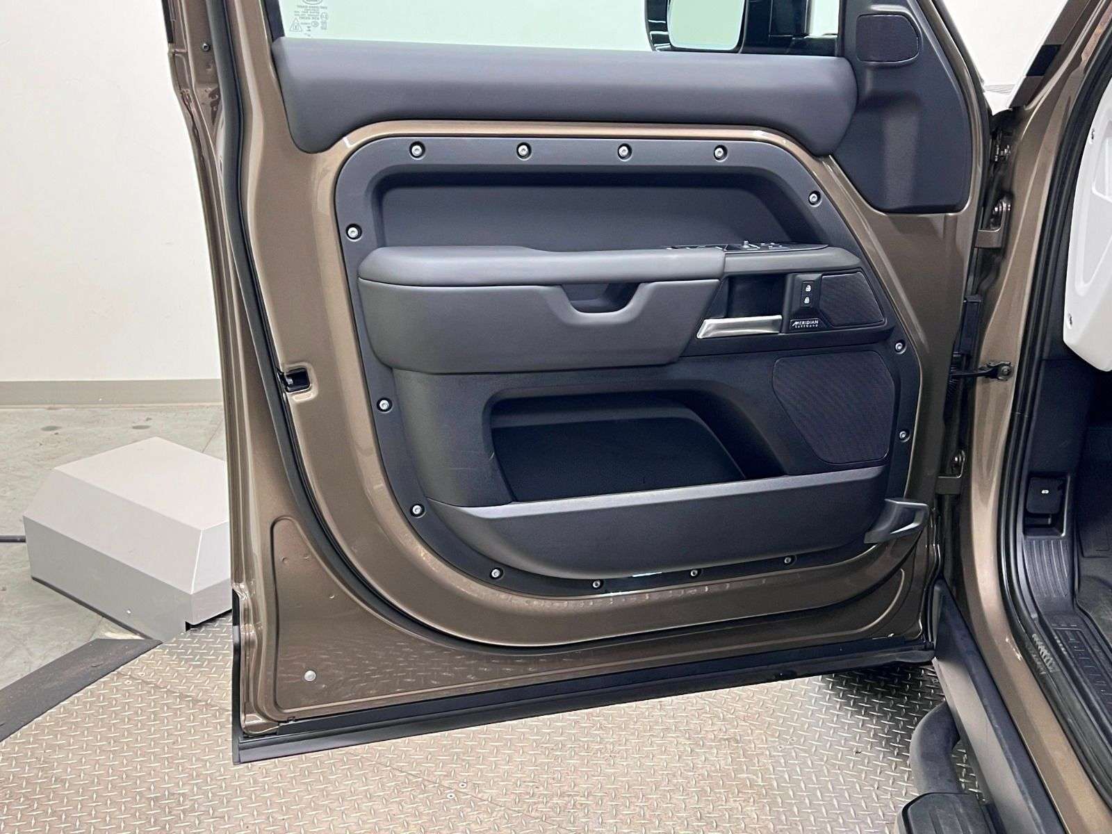 2025 Land Rover Defender X-DYNAMIC SE | PREMIUM INTERIOR PKG | 22 INCH WHEE thumb 27