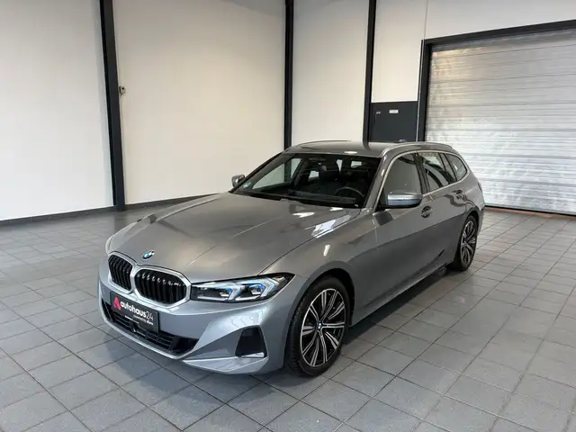 BMW 3 Series view 3