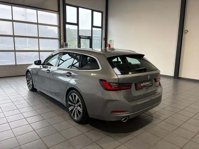 BMW 3 Series view 4