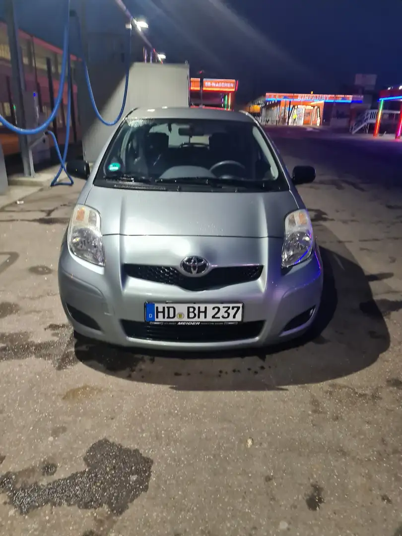 Toyota Yaris Basis Grau - 2