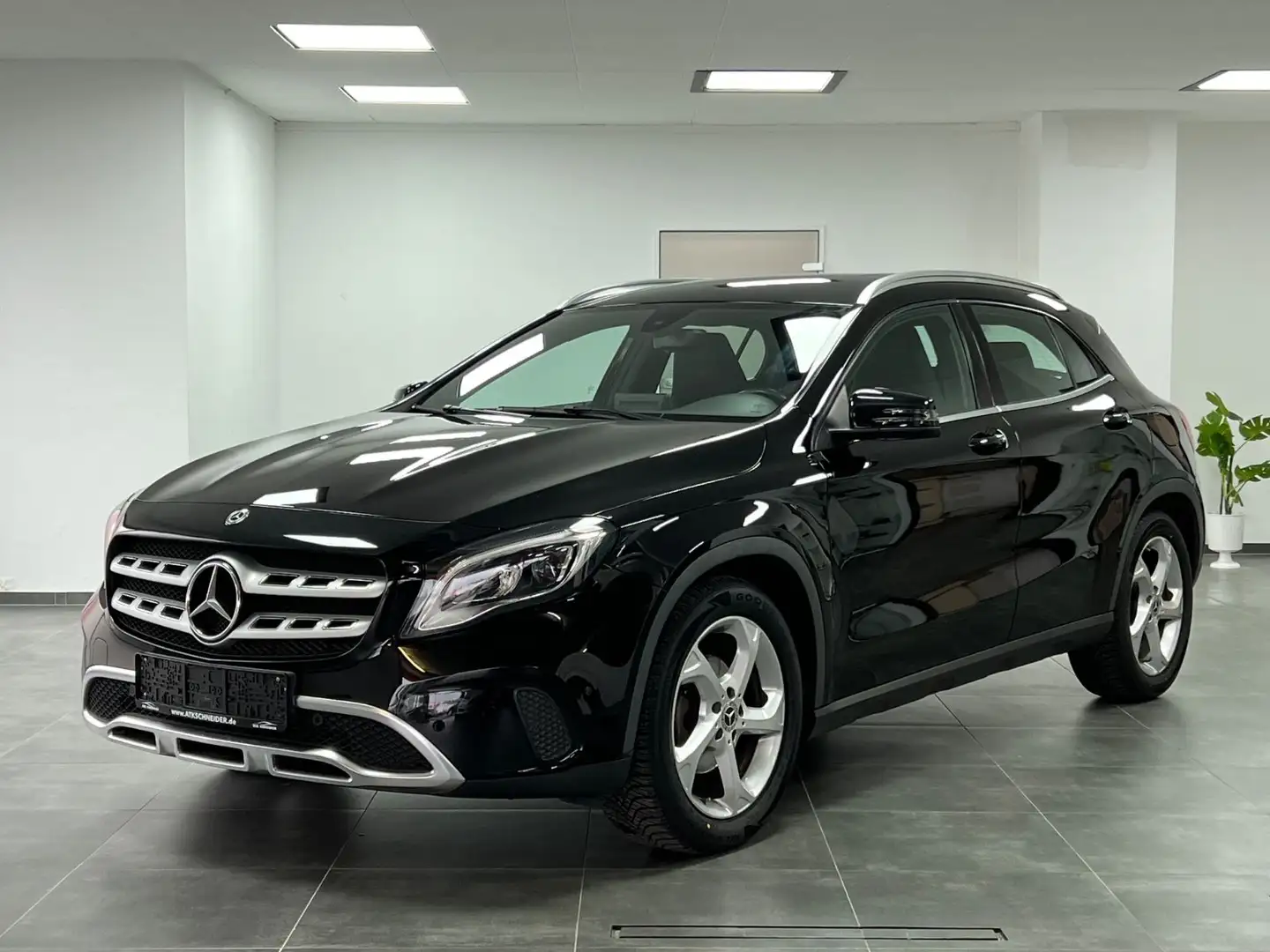 Mercedes-Benz GLA 180 /NAVI/KAM/SHZ/TEMP/LED/T-LEDER/PDC/MFL/ Černá - 2