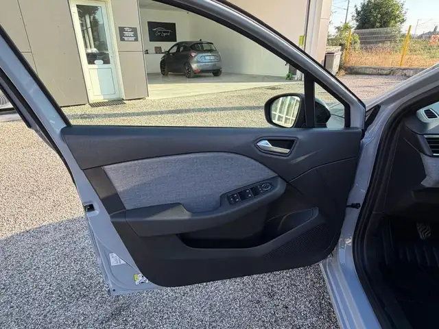 Renault Clio view 9