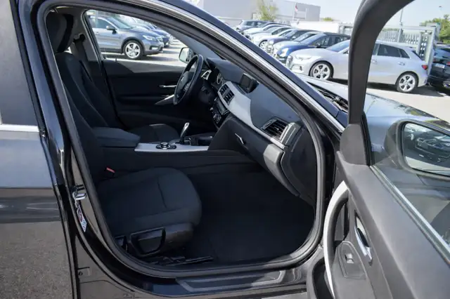 BMW 3 Series view 12