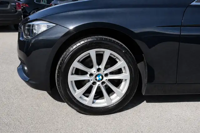 BMW 3 Series view 5