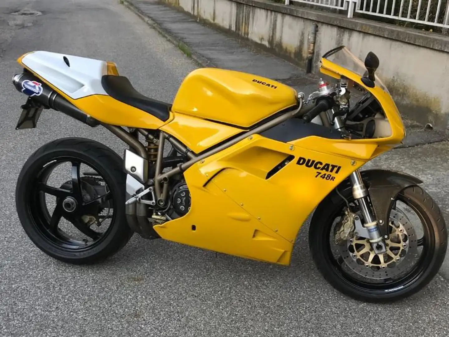 Ducati 748 s Žlutá - 1
