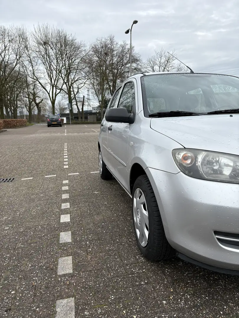 Mazda 2 1.2 Exclusive Gris - 2