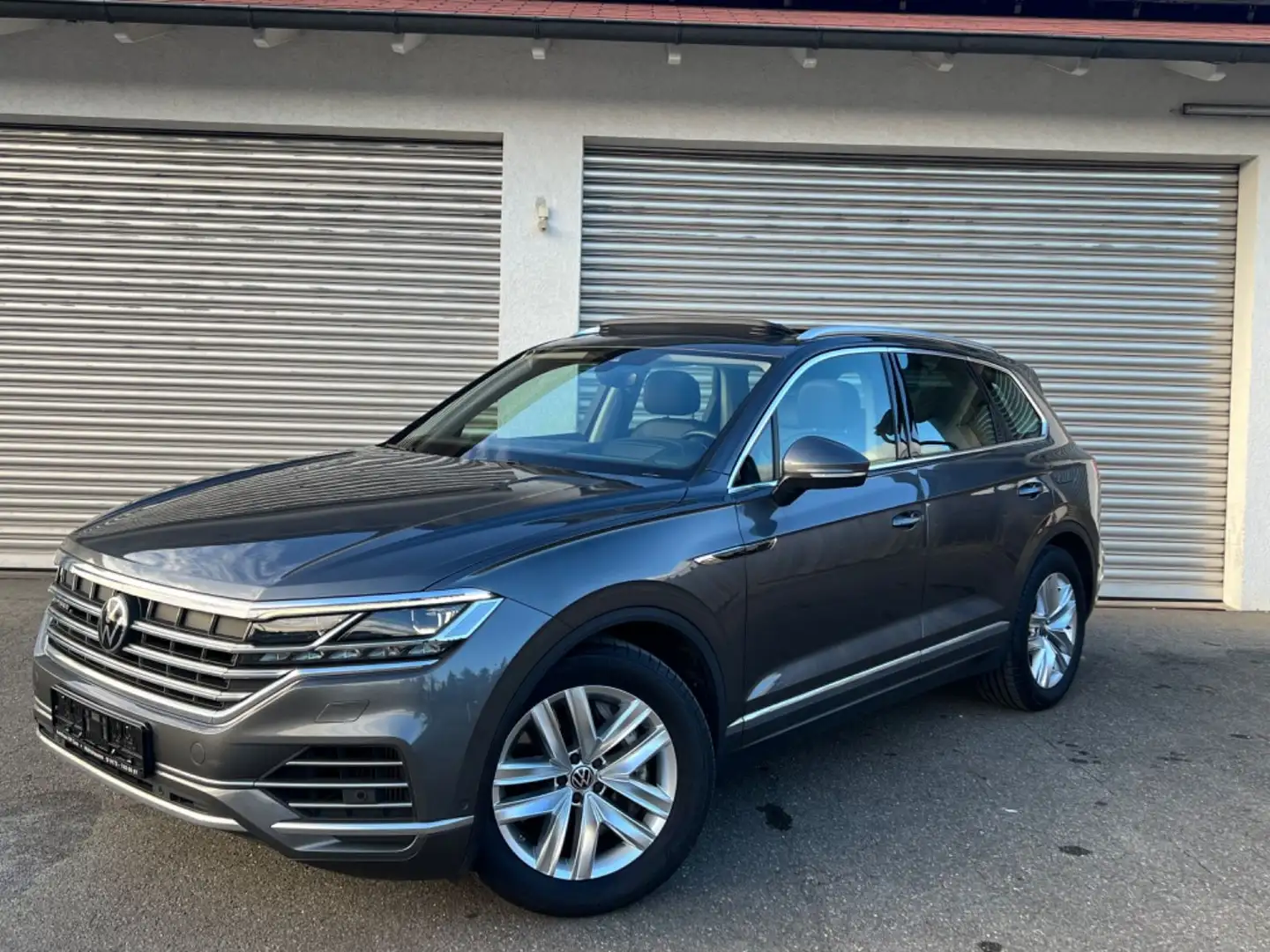 Volkswagen Touareg Elegance 4MO eHybrid*PANO*MATRX*HEAD UP* Grau - 1