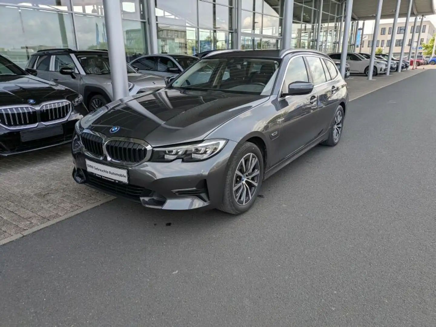 BMW 330 e Tour. Sport Line Driv.Ass. Park.Ass. AHK. Grau - 2