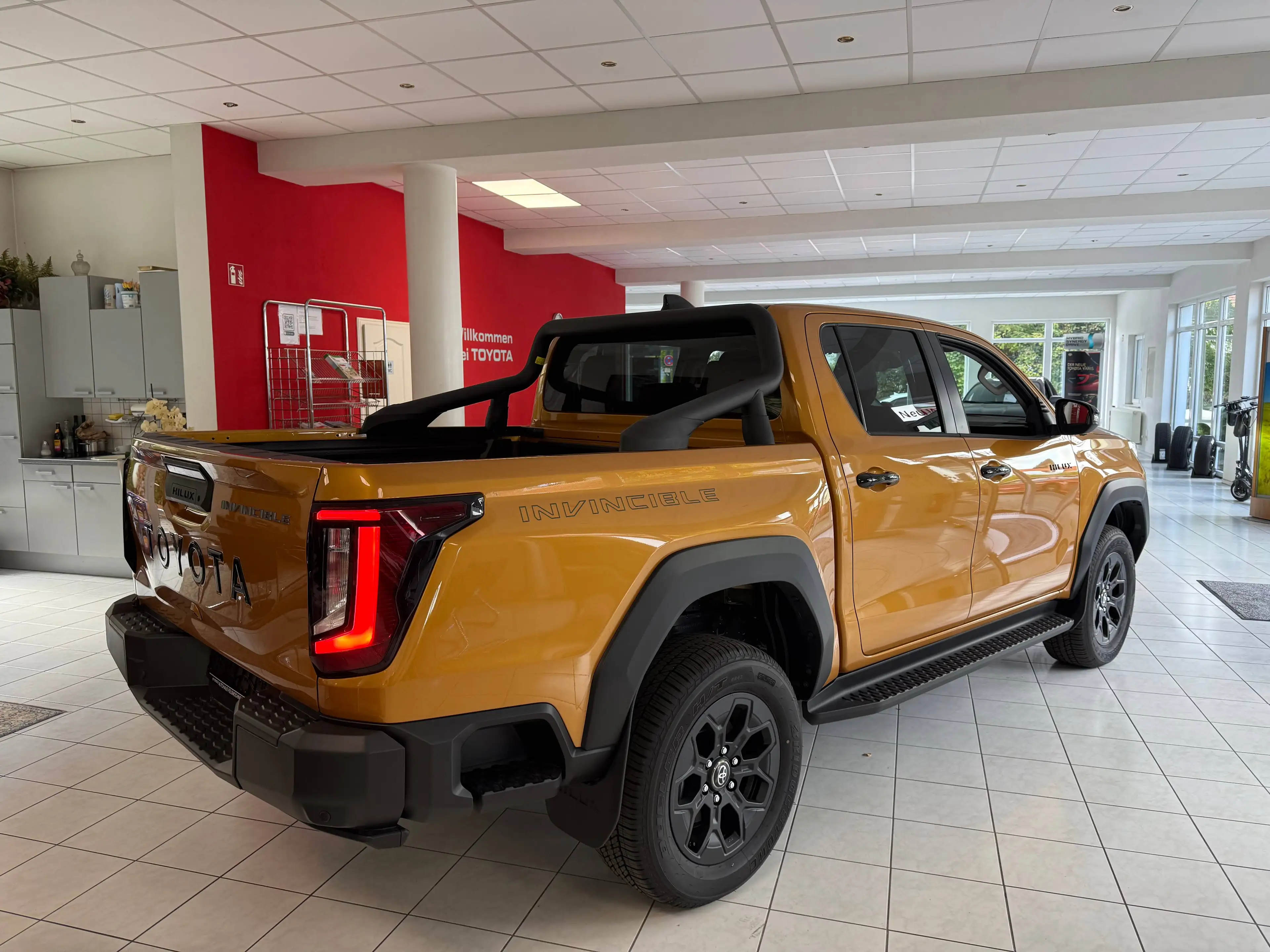 Toyota Hilux HiLux 4x4 Double Cab Autm. Invincible,360°Kamera,JBL,Navi,Leder — photo 4