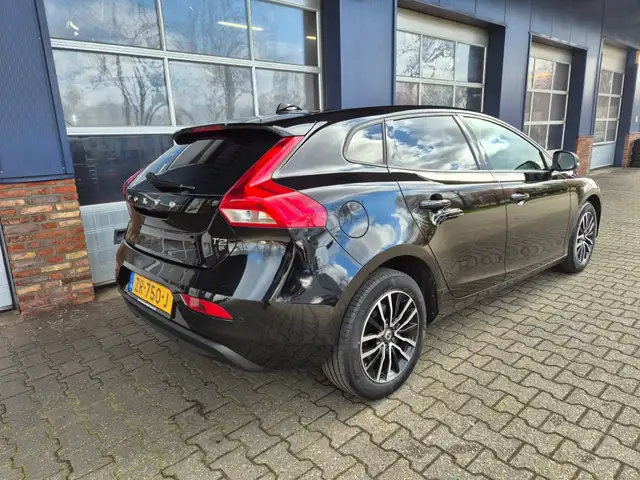 Volvo V40 view 2