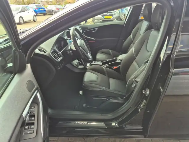 Volvo V40 view 11