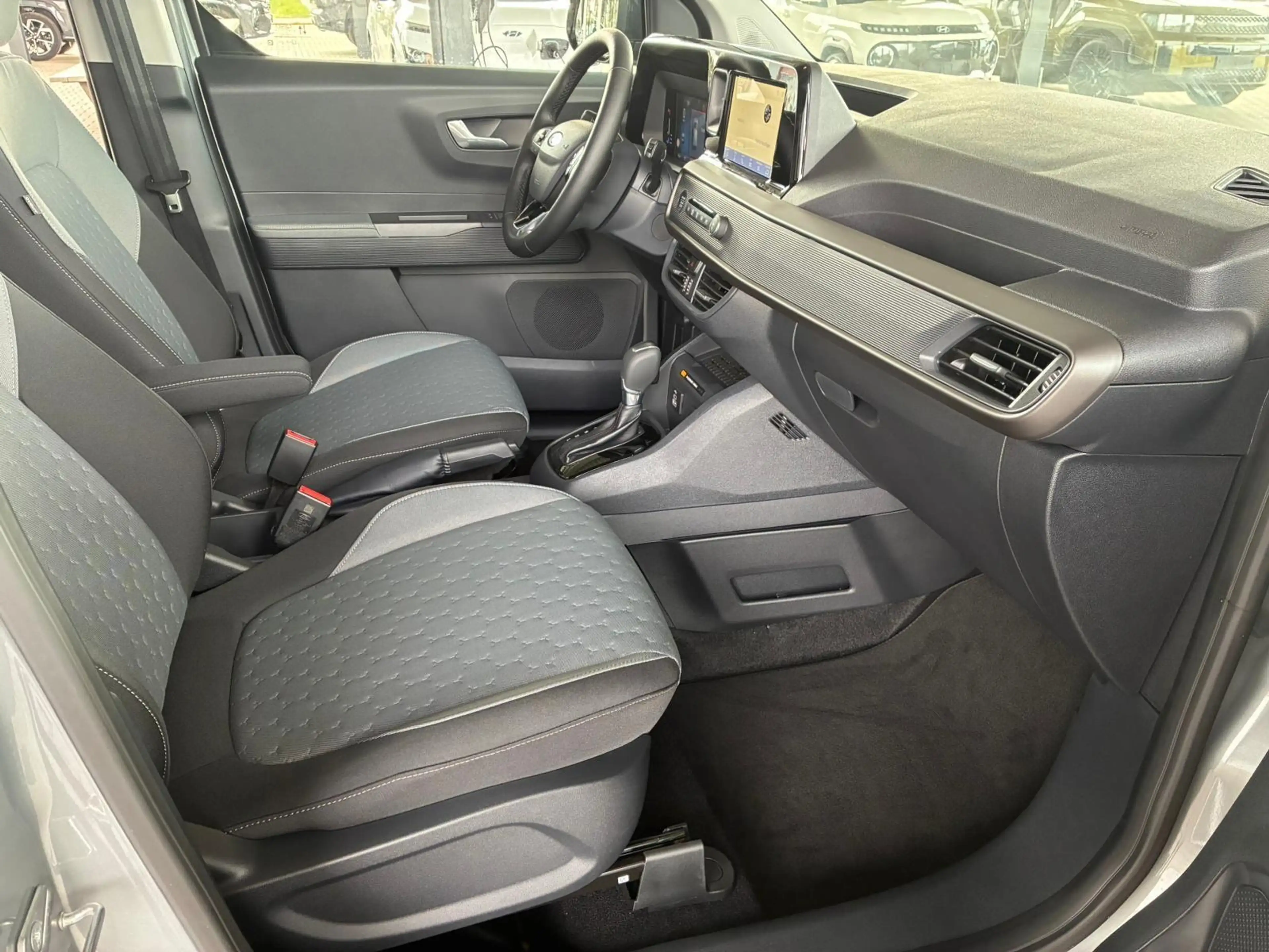 Ford Tourneo Courier Titanium 1.0 Ecoboost AT / PDC V.&H. m. Kamera ... — photo 9