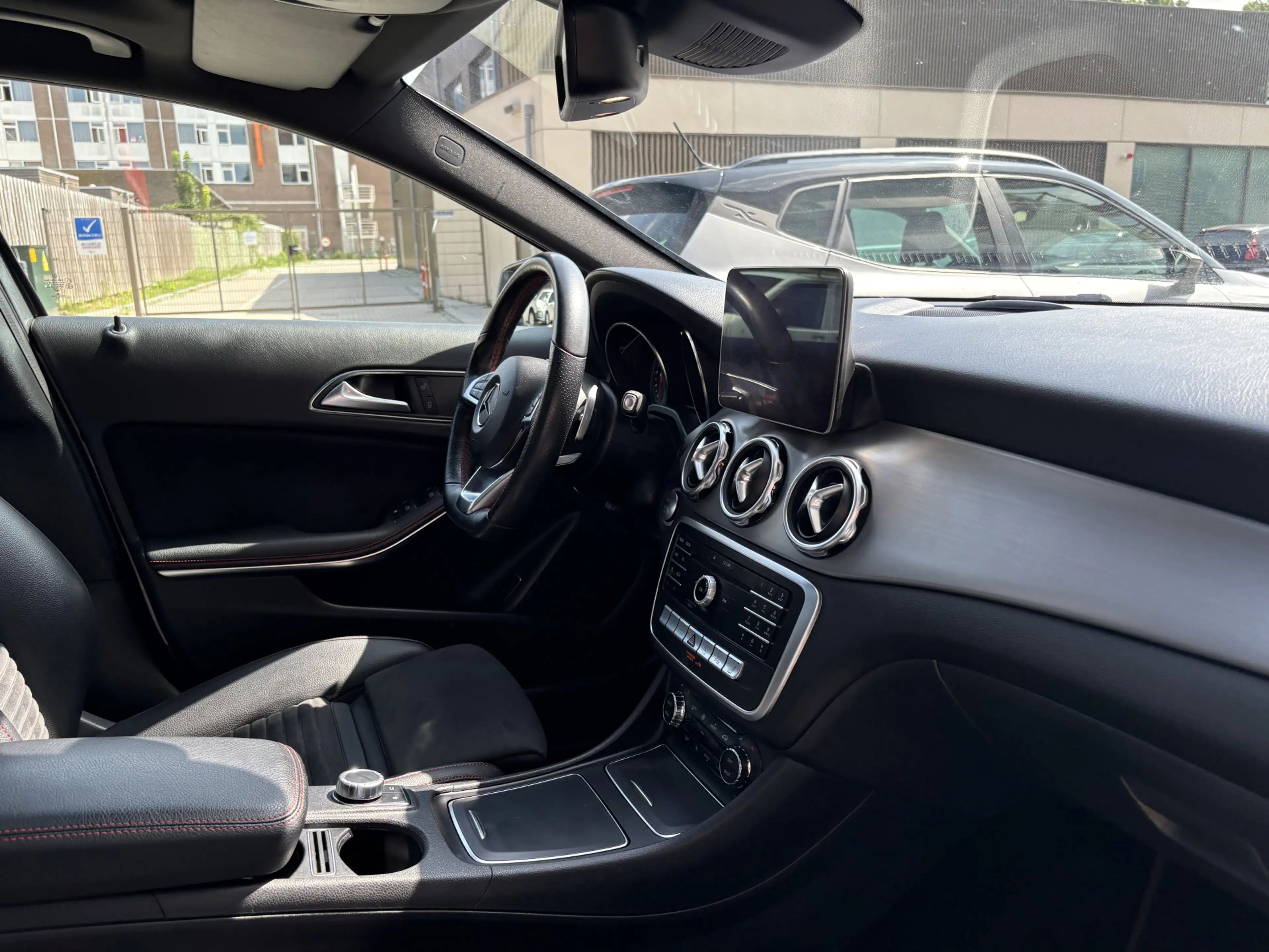 Mercedes-Benz GLA 180 Business Solution AMG NL AUTO/NAP/PANO/FULL OPTION — photo 8