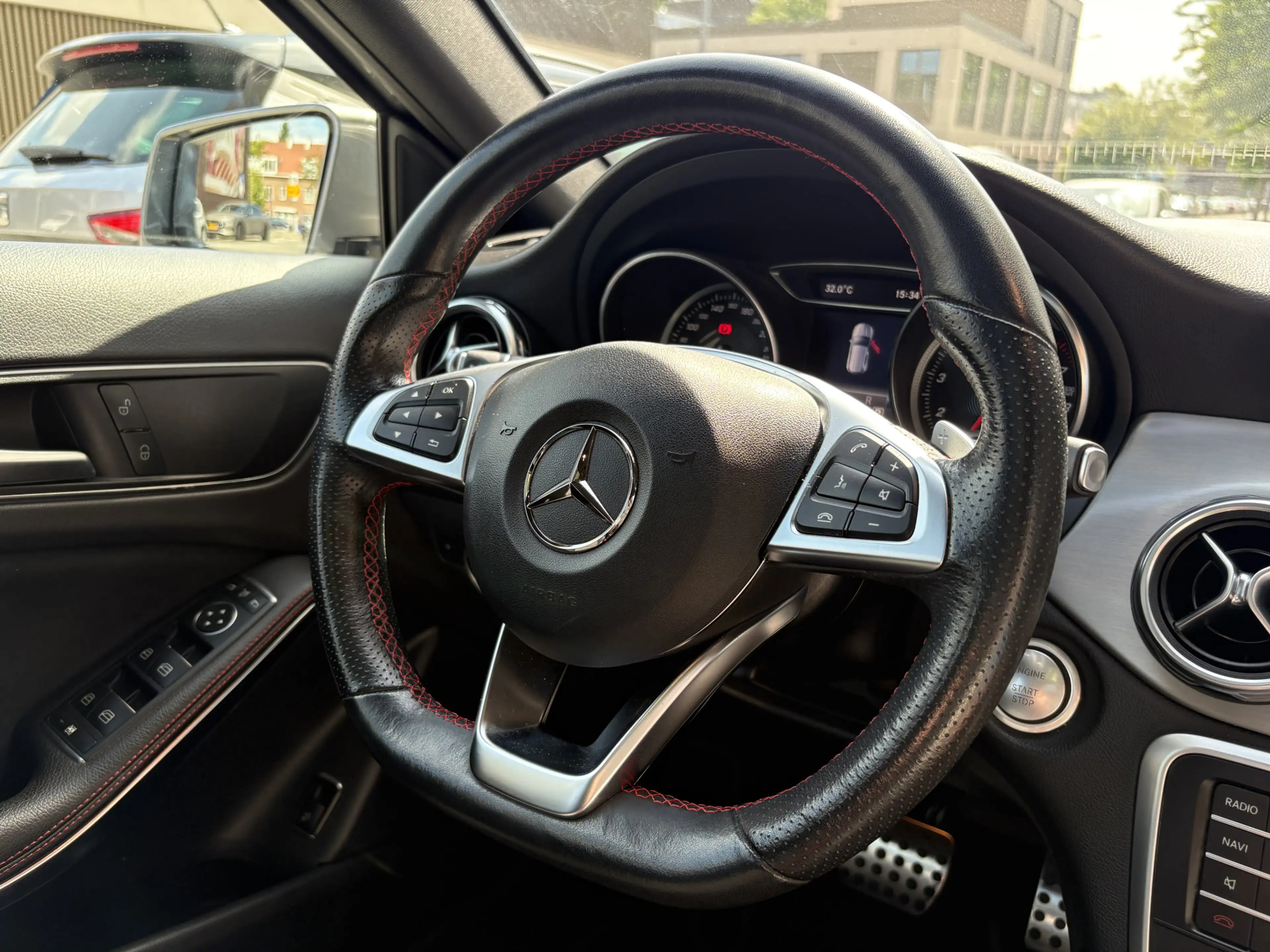 Mercedes-Benz GLA 180 Business Solution AMG NL AUTO/NAP/PANO/FULL OPTION — photo 14