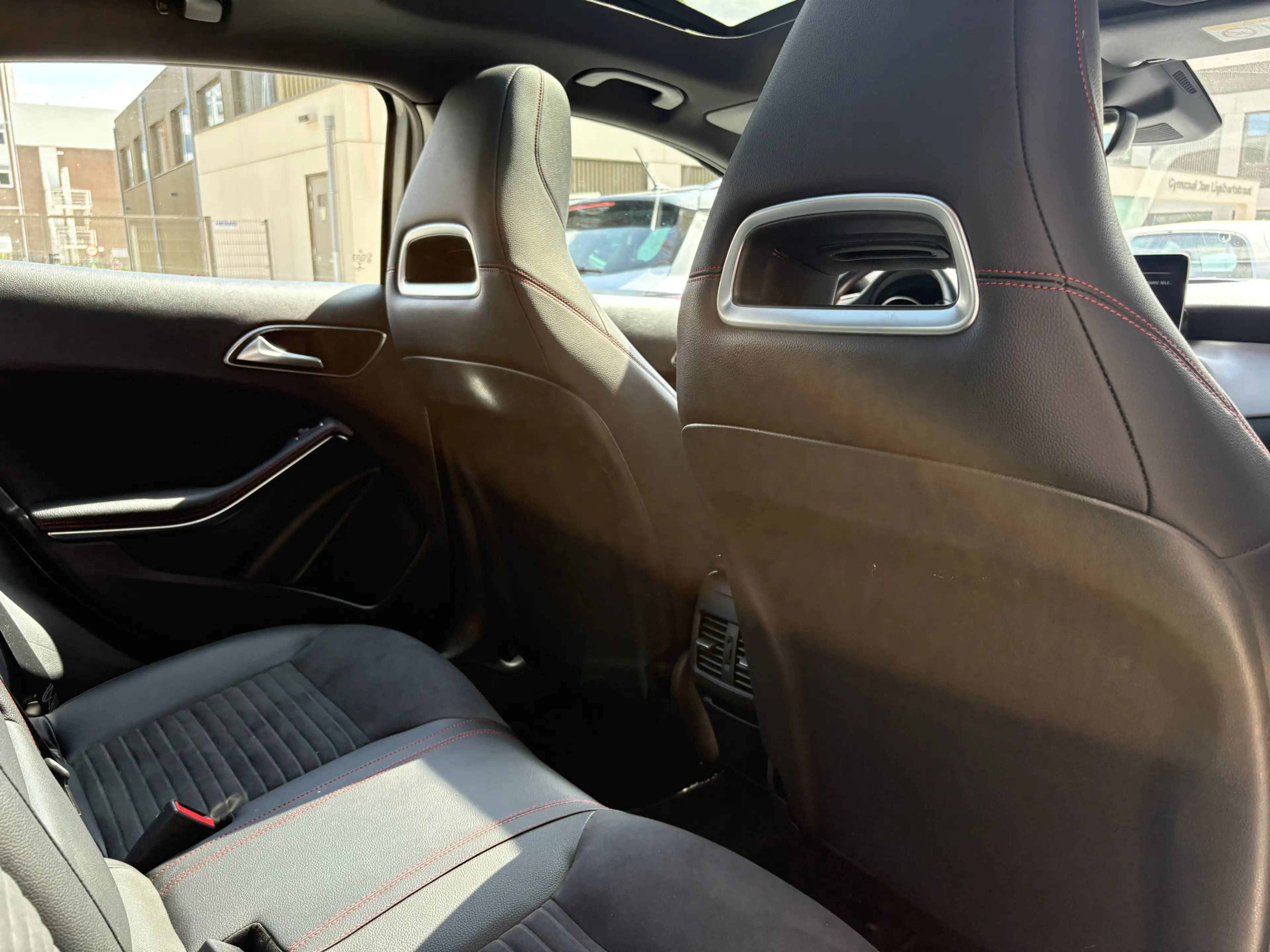 Mercedes-Benz GLA 180 Business Solution AMG NL AUTO/NAP/PANO/FULL OPTION — photo 10