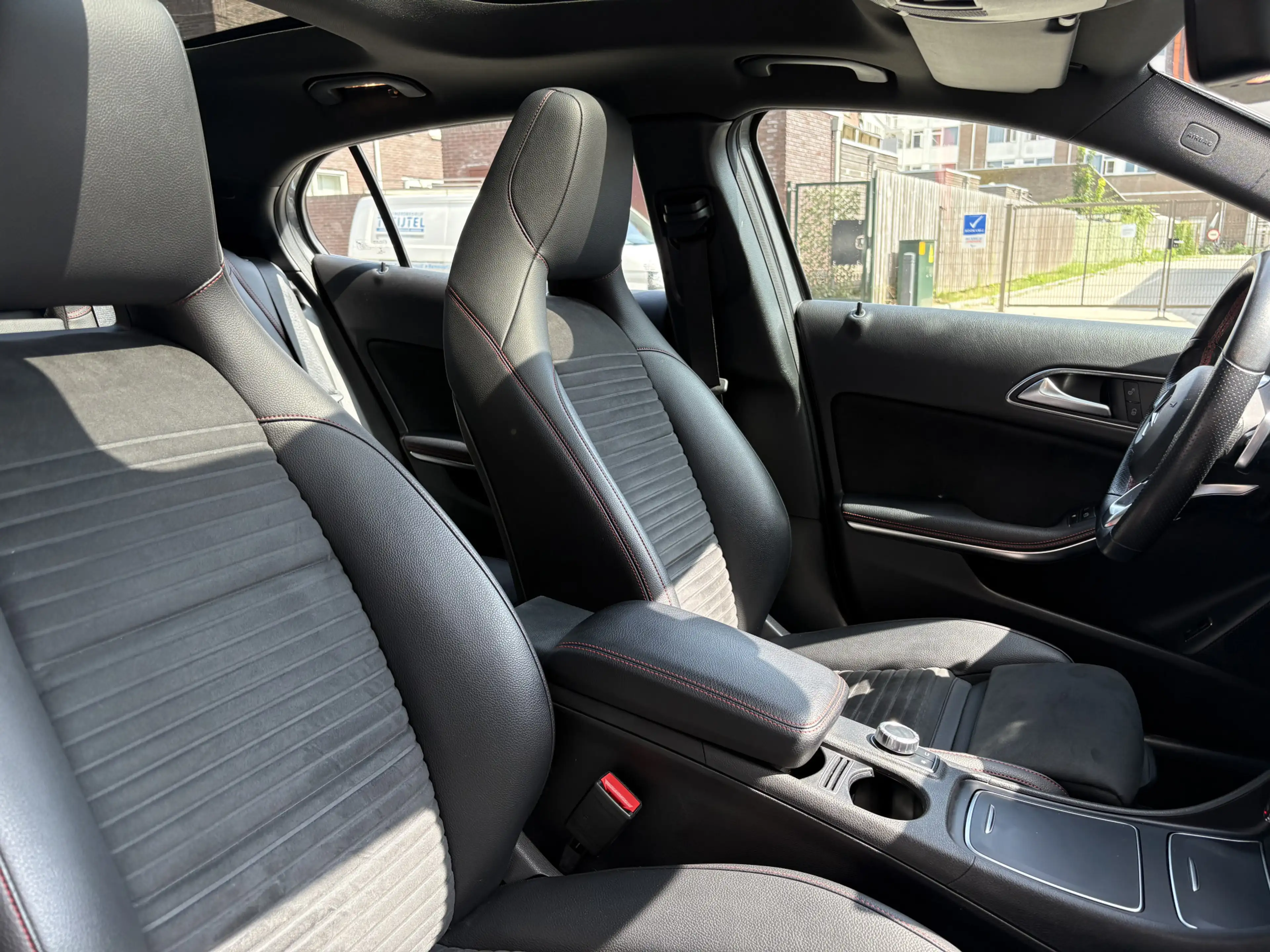 Mercedes-Benz GLA 180 Business Solution AMG NL AUTO/NAP/PANO/FULL OPTION — photo 9