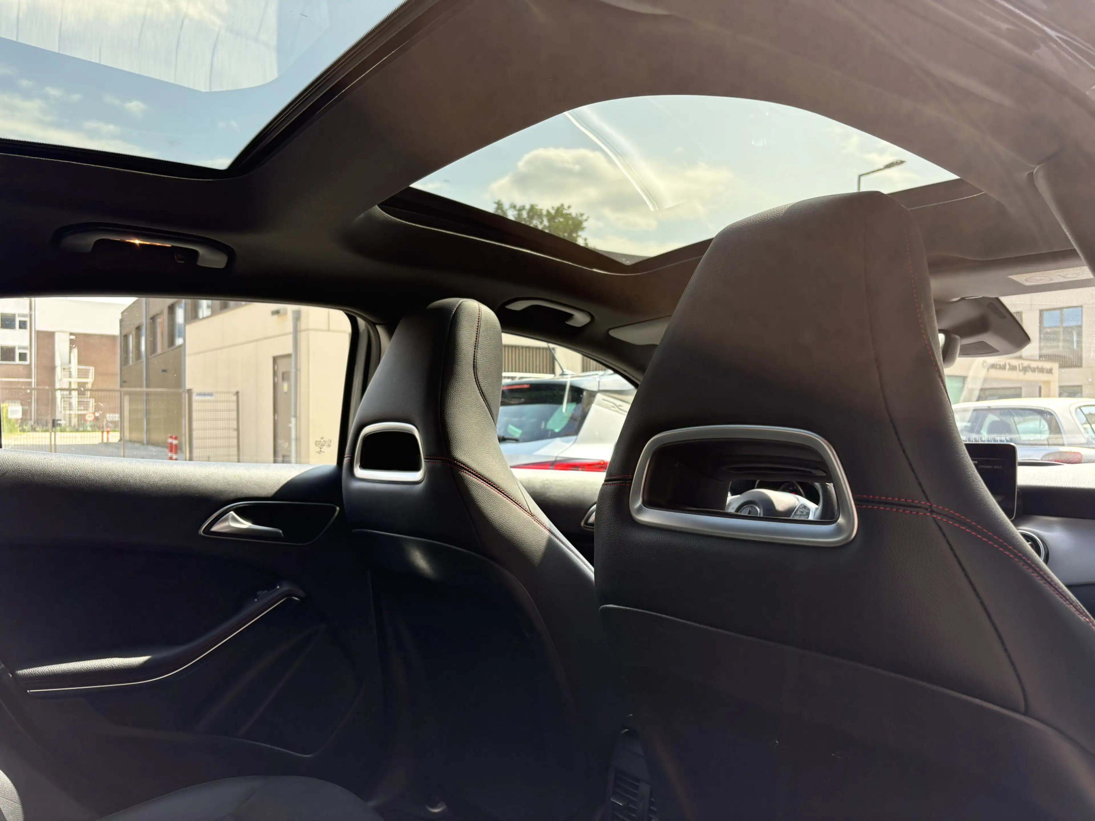 Mercedes-Benz GLA 180 Business Solution AMG NL AUTO/NAP/PANO/FULL OPTION — photo 11