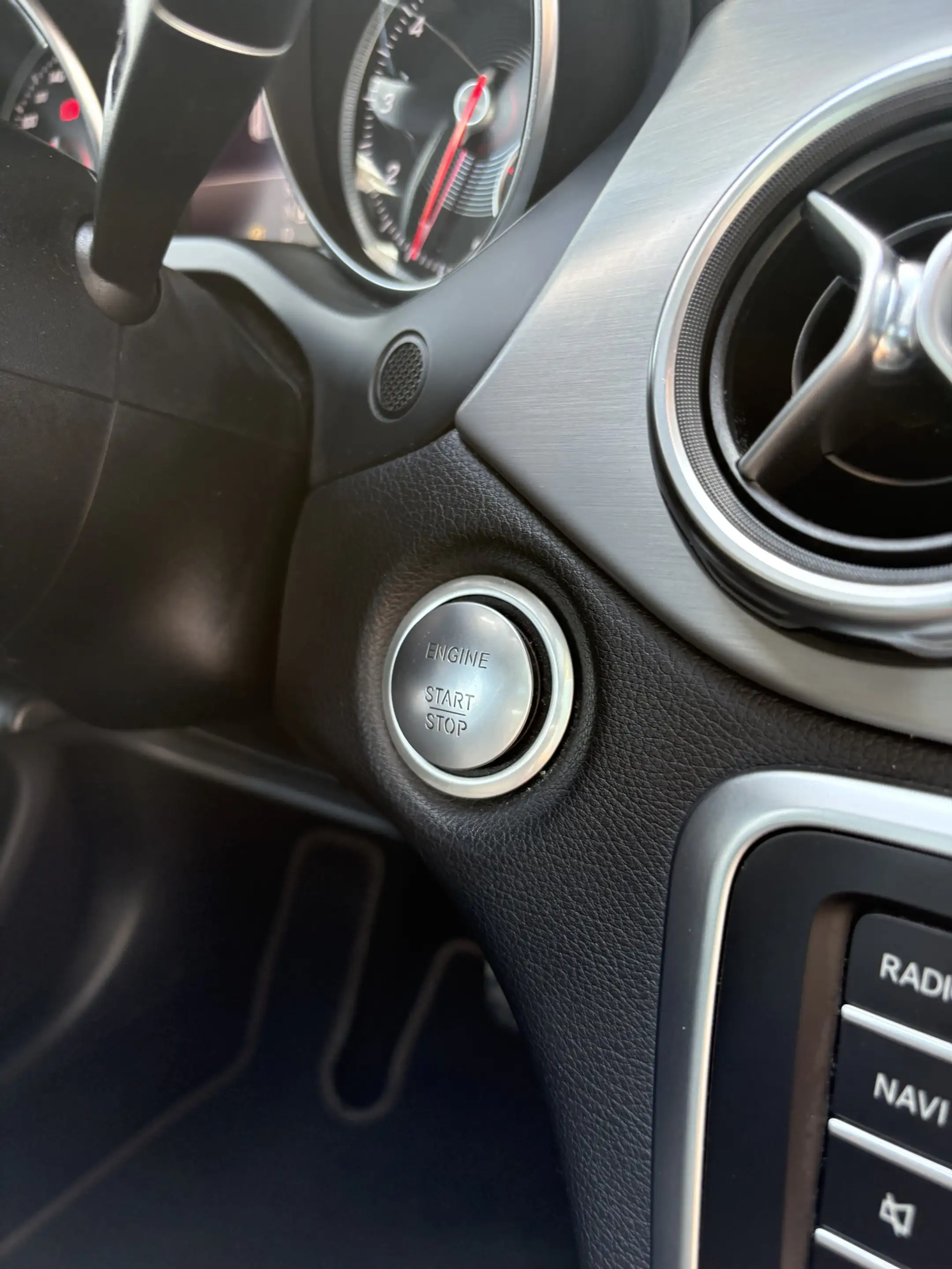 Mercedes-Benz GLA 180 Business Solution AMG NL AUTO/NAP/PANO/FULL OPTION — photo 21