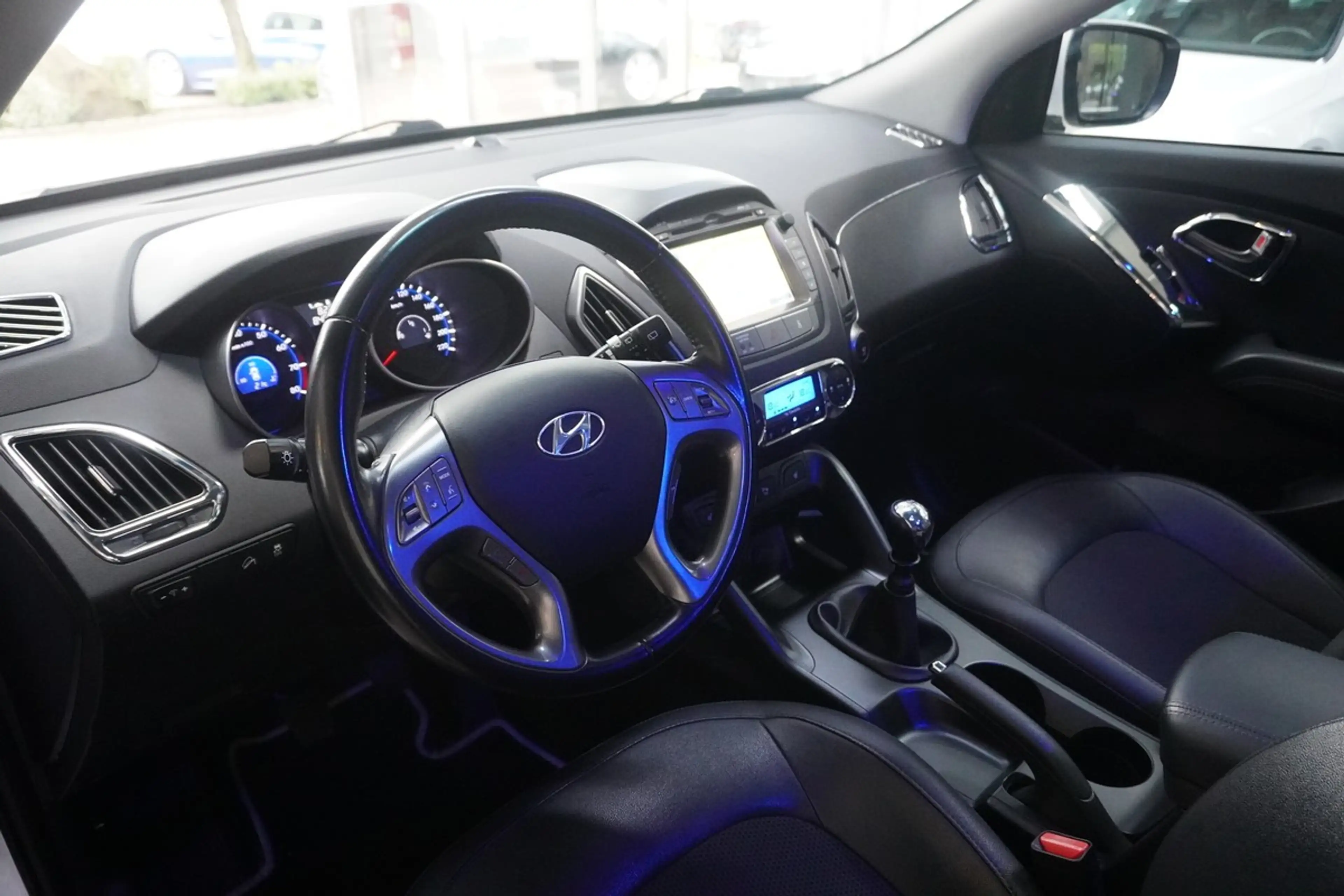 Hyundai iX35 2.0 Comfort Navi Pano R.Cam SHZ — photo 9