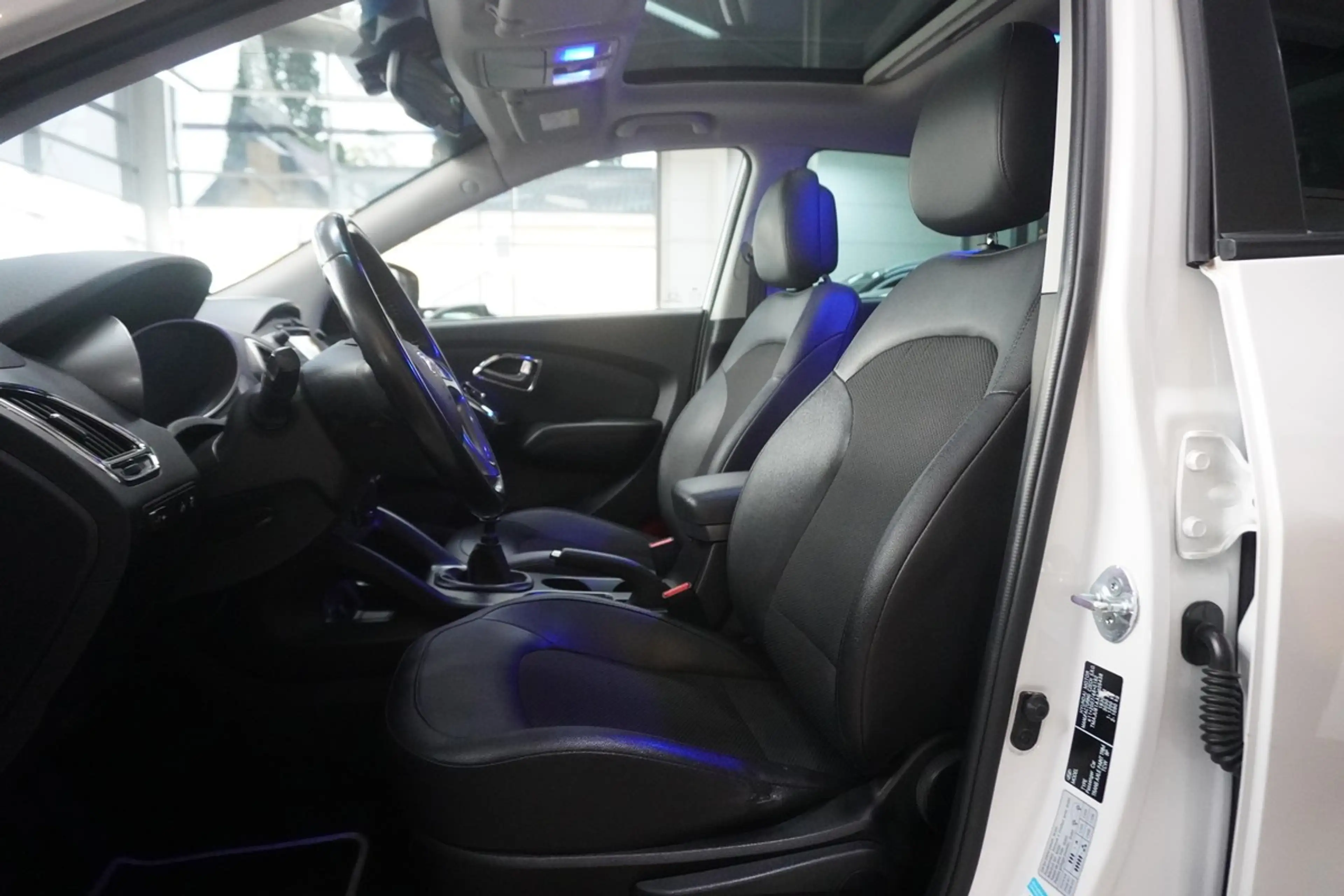 Hyundai iX35 2.0 Comfort Navi Pano R.Cam SHZ — photo 11