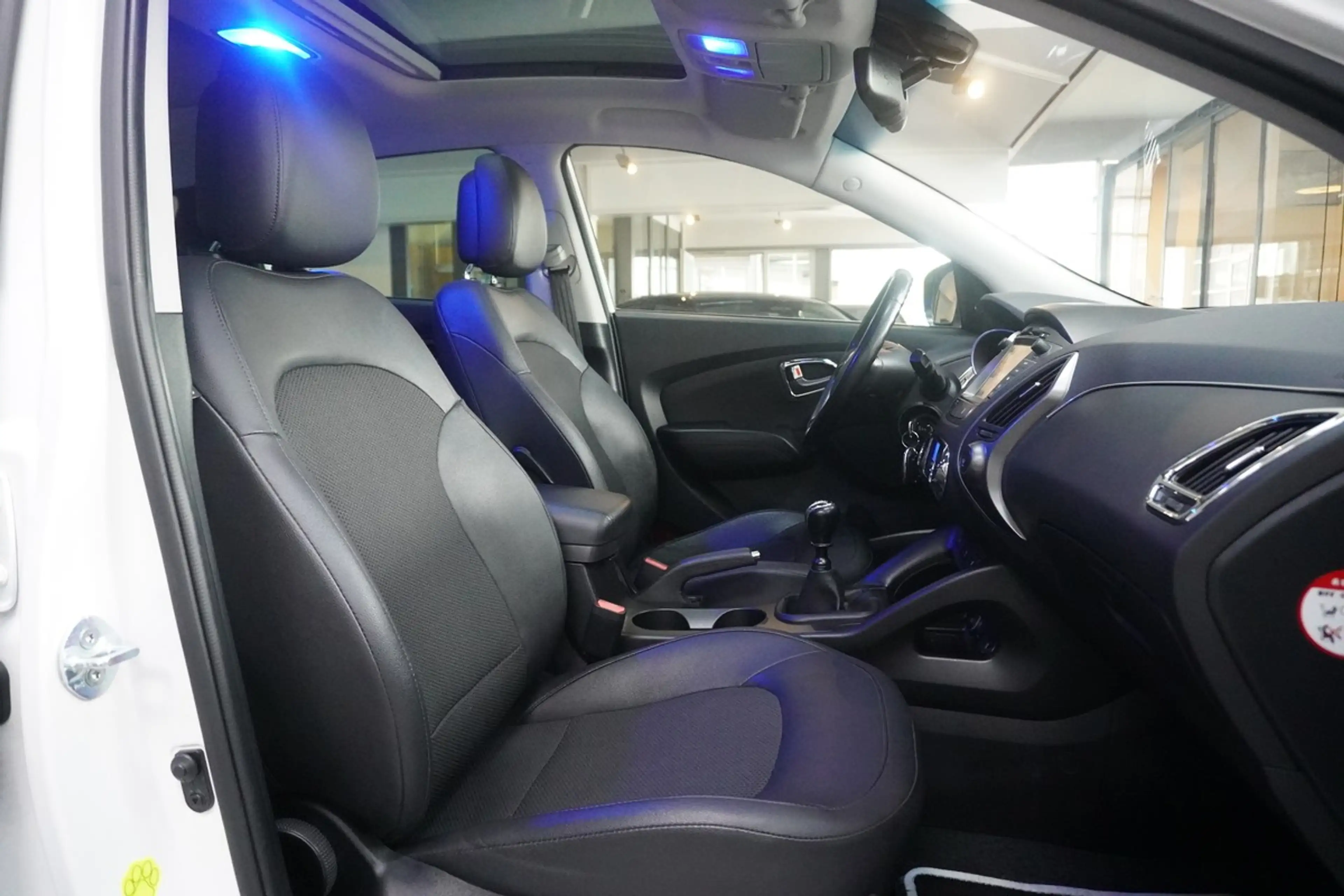 Hyundai iX35 2.0 Comfort Navi Pano R.Cam SHZ — photo 14