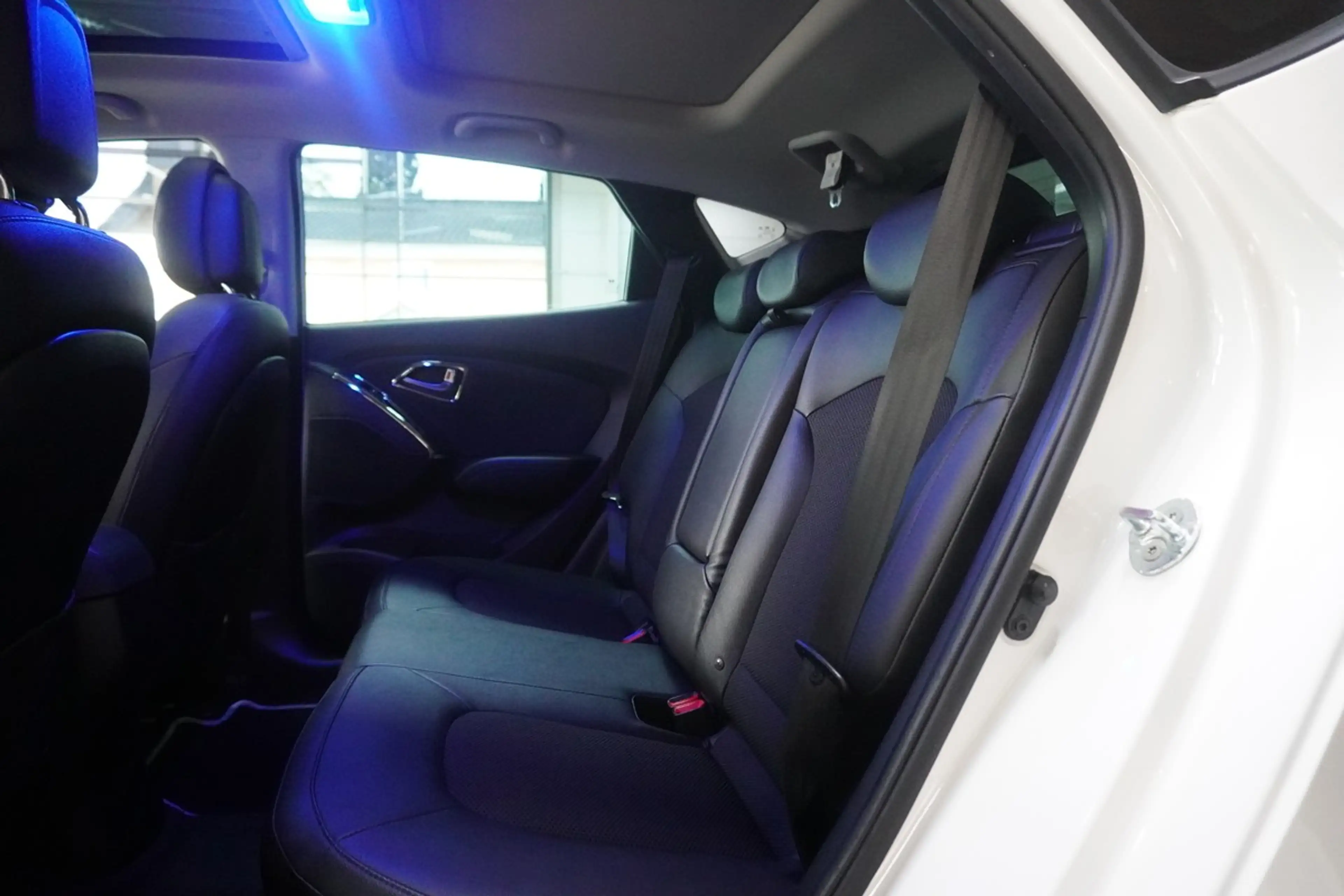 Hyundai iX35 2.0 Comfort Navi Pano R.Cam SHZ — photo 12