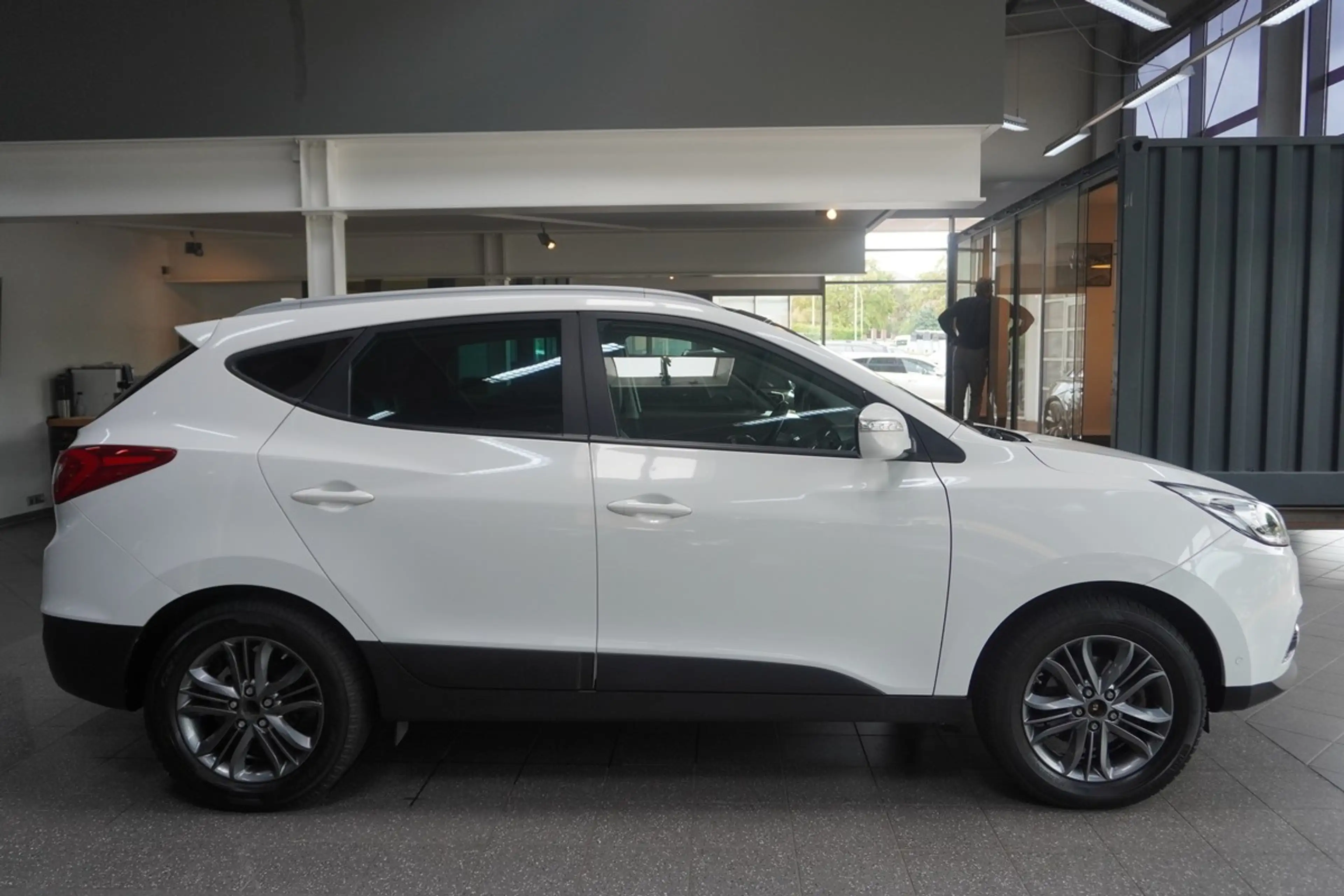 Hyundai iX35 2.0 Comfort Navi Pano R.Cam SHZ — photo 4