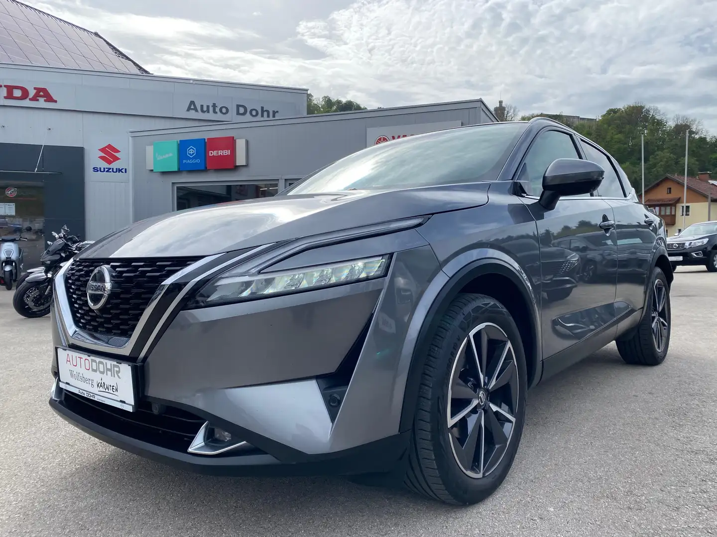 Nissan Qashqai 1,3 DIG-T MHEV Tekna Aut. Grau - 2