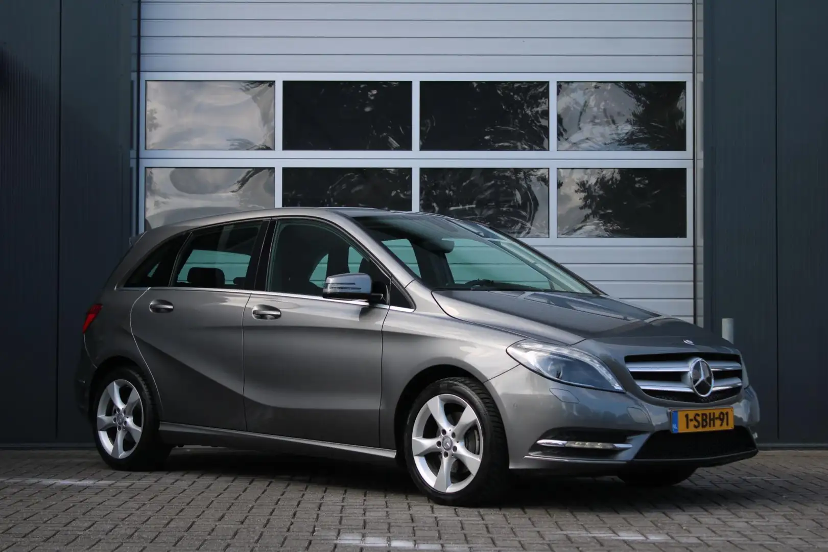 Mercedes-Benz B 180 Ambition Airco/Cruise/Bi-Xenon/Navi/Bluetooth/PDCv Gris - 1