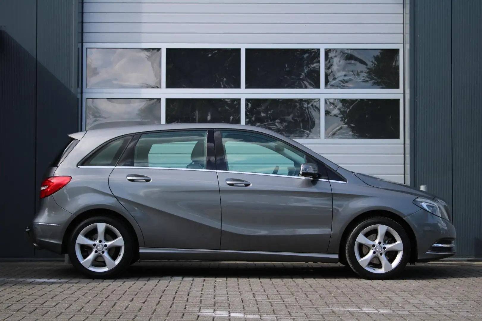 Mercedes-Benz B 180 Ambition Airco/Cruise/Bi-Xenon/Navi/Bluetooth/PDCv Gris - 2