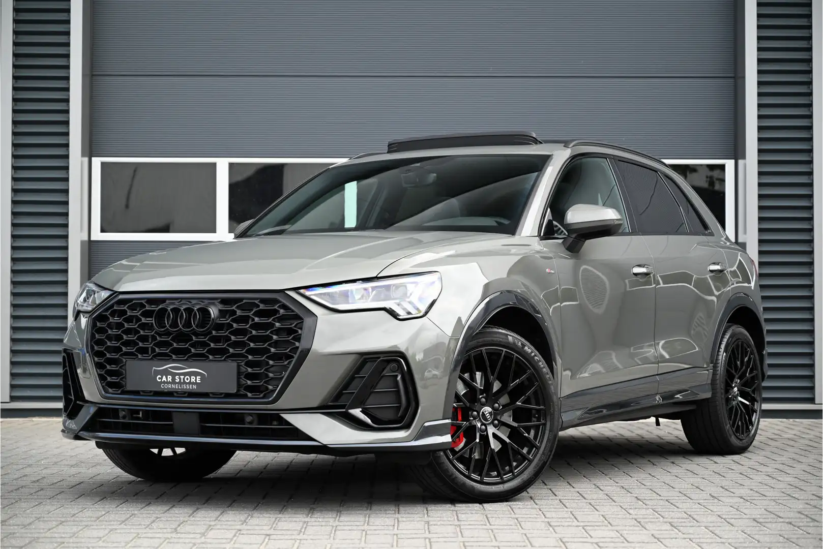 Audi Q3 40 TFSI QUATTRO / S-LINE / PANO / CAMERA / LED / S Grijs - 1