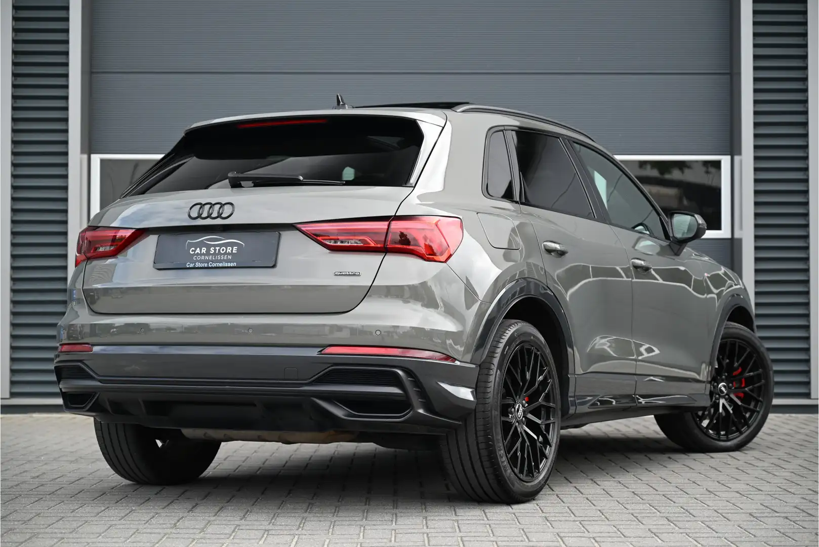 Audi Q3 40 TFSI QUATTRO / S-LINE / PANO / CAMERA / LED / S Grijs - 2