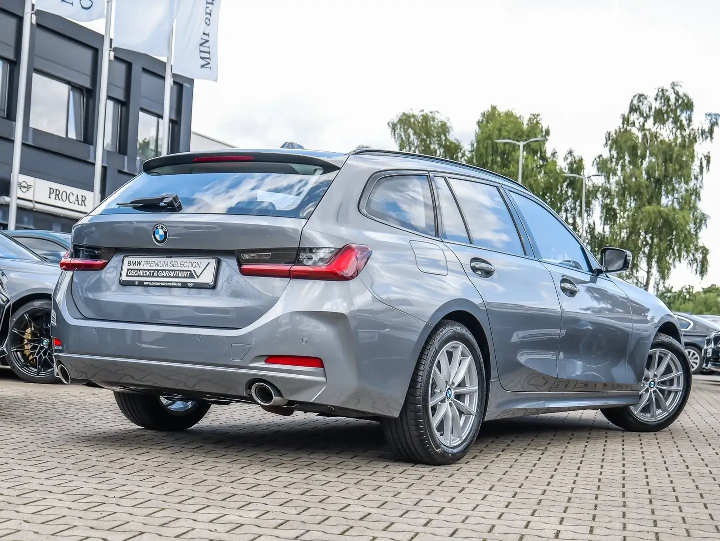 BMW 318 d Touring HUD NAVI LED PDC V+H DAB Tempomat Grau - 2