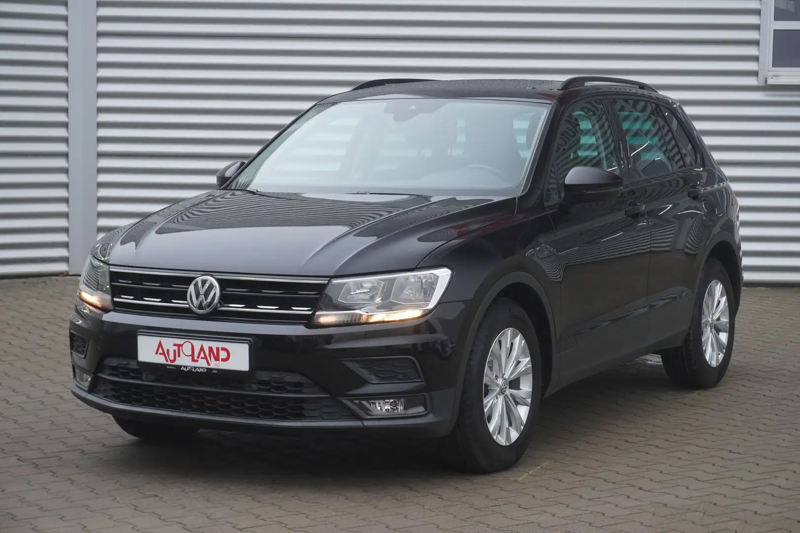 Volkswagen Tiguan 1.4 TSI Klimaaut. AHK Sitzheizung PDC Schwarz - 2
