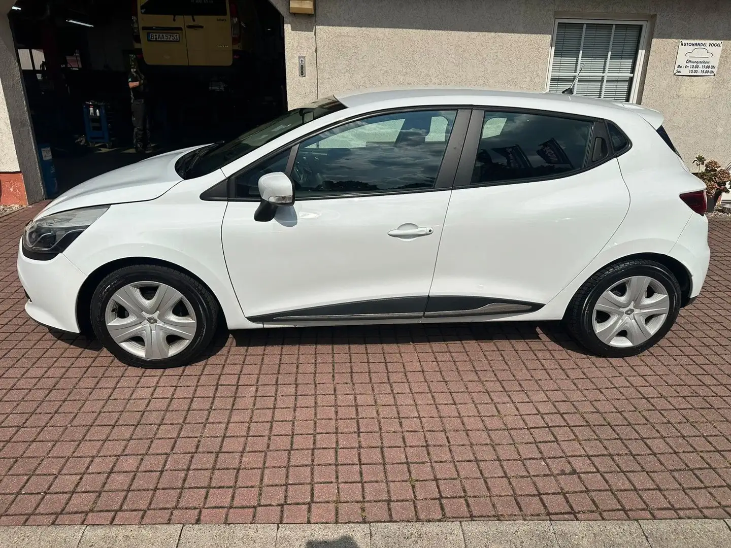 Renault Clio IV Dynamique*49TKM*NAVI*KLIMA*PDC*ALLWETTER Weiß - 2