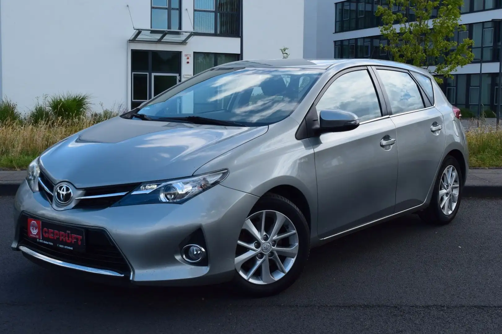 Toyota Auris Life+ 2.0D,6-Gang,8-Fachbereift Grau - 1