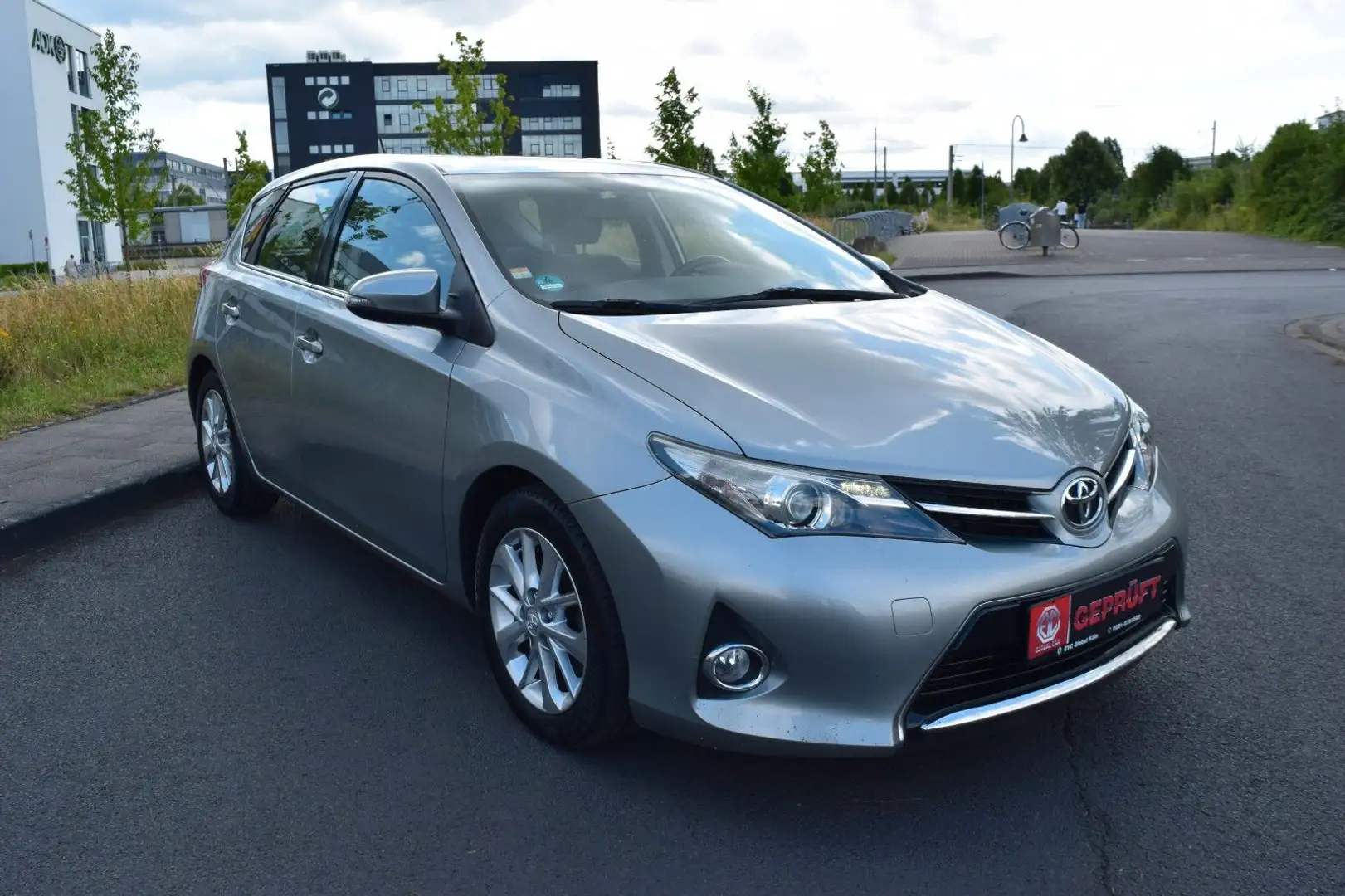 Toyota Auris Life+ 2.0D,6-Gang,8-Fachbereift Grau - 2